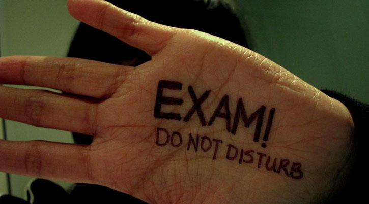 Mano con la scritta Exam! Do not disturb